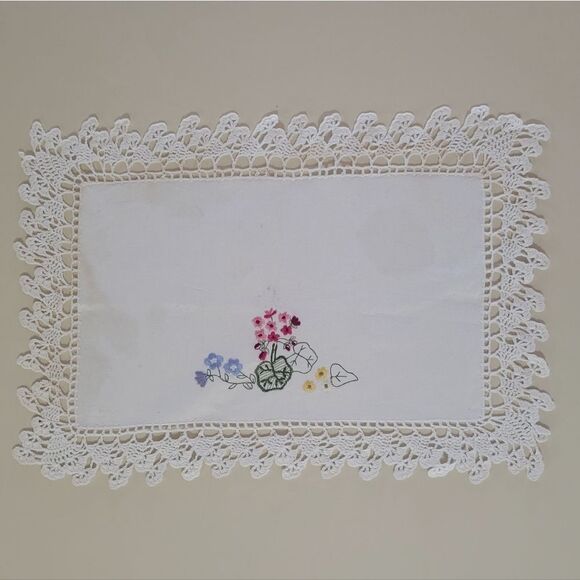 Vintage Embroidered Crochet Edged Doily Table Vanity Dresser Linen - Picture 7 of 7